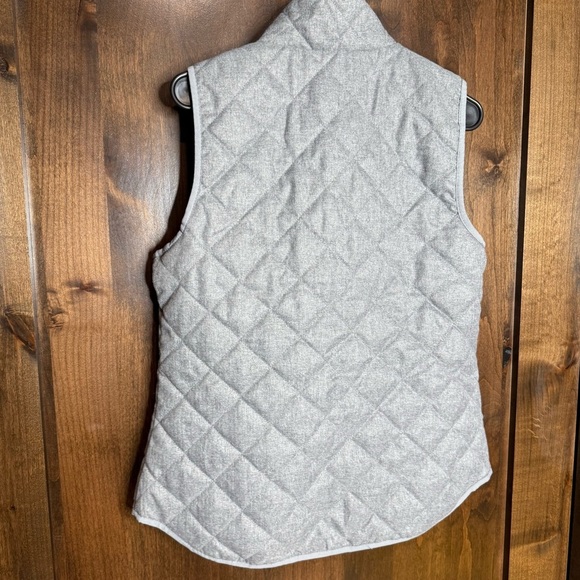 Old Navy Size M Women’s quilted vest grey gold zipper - Picture 7 of 8